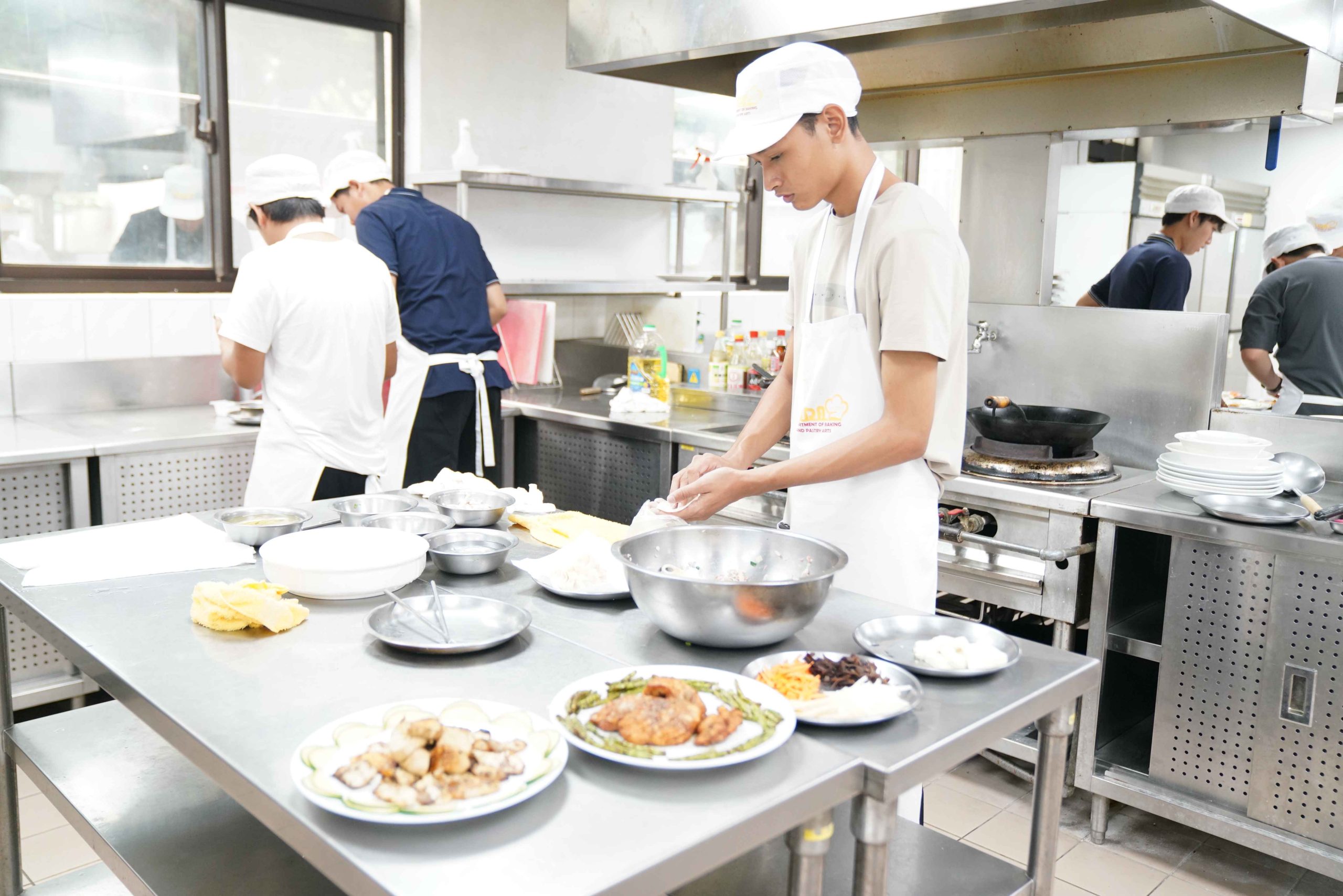 臺北育達高中建教合作強化實戰力　僑生學廚藝從備料到火候全都練