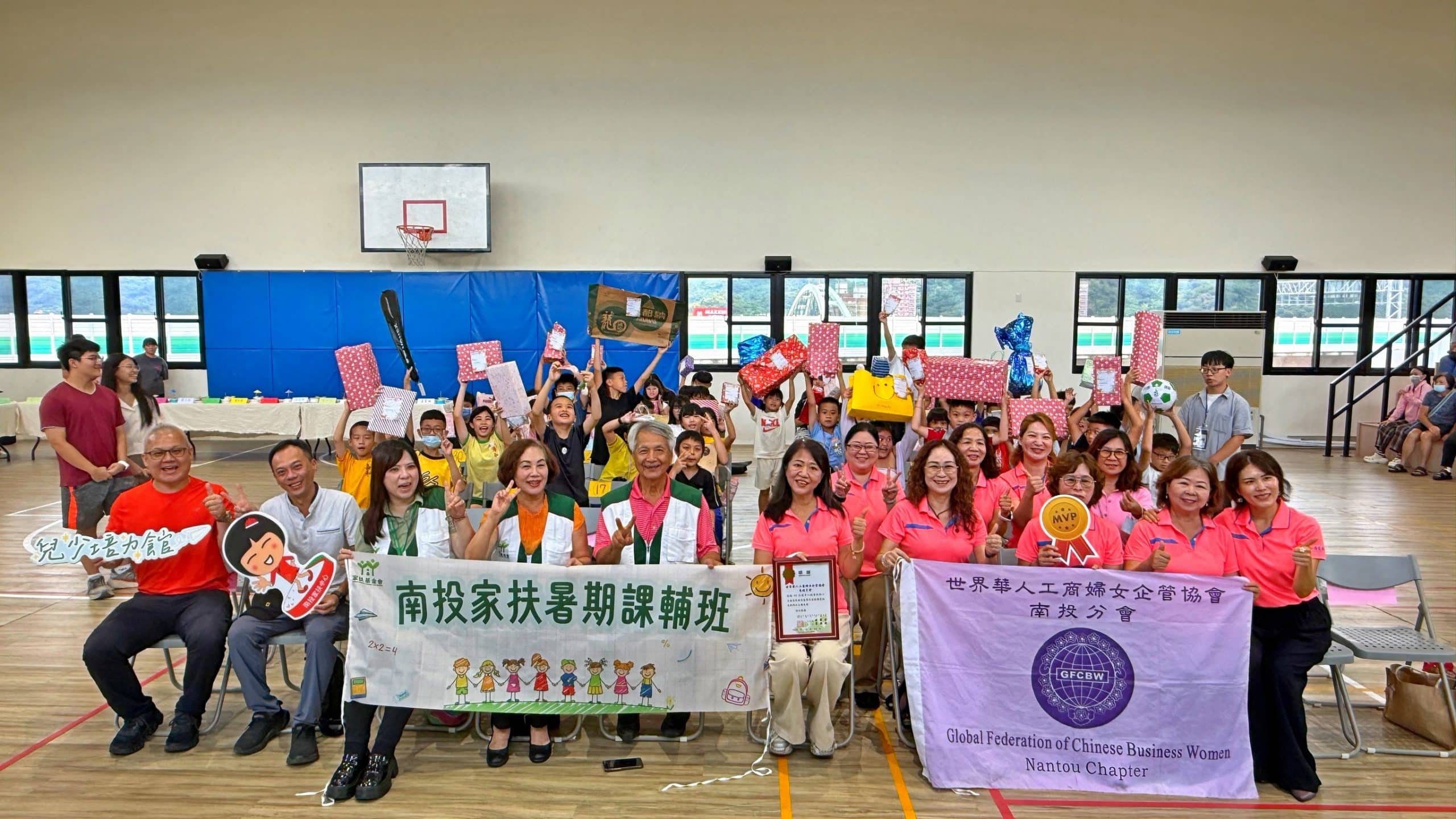 2026南投家扶暑期課輔班溫馨結業　太空船滿載返航　世華南投分會認領圓夢卡　暖贈80名弱勢兒少開學禮物