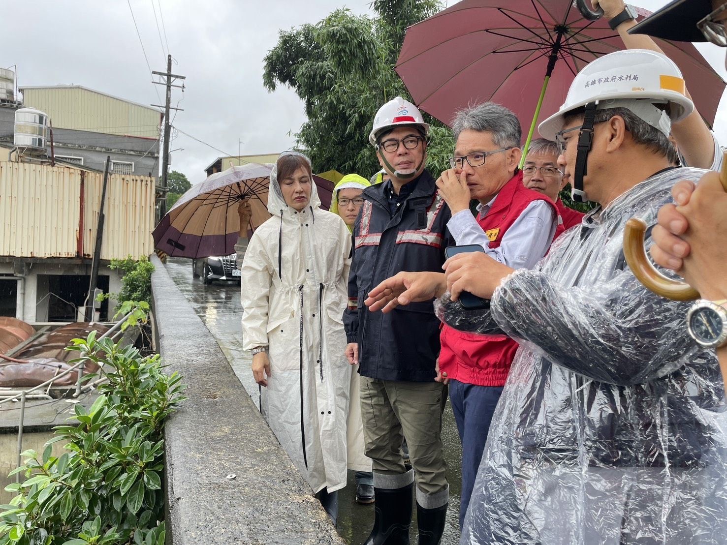 超大豪雨持續警報不斷　陳其邁市長陪同經濟部賴建信次長　視察田寮月世界增佈移動式抽水機