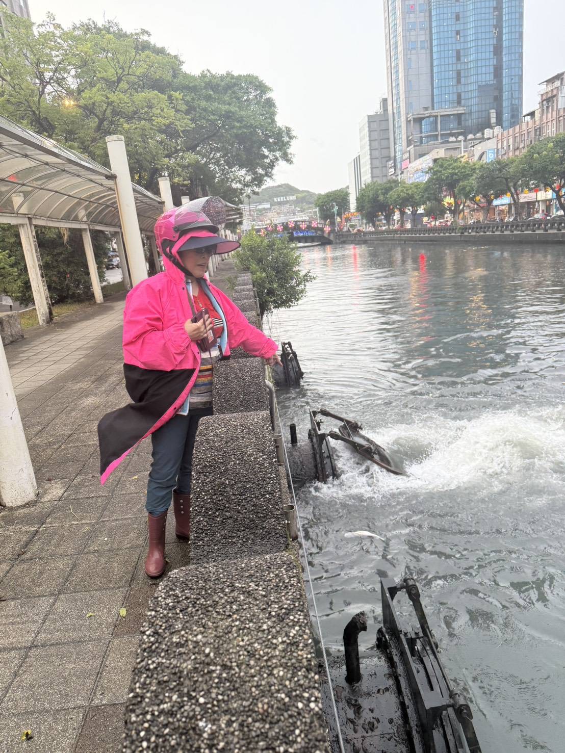 白海豚颱風外圍環流導致海水倒灌　基隆廟口夜市週邊淹水至少30公分