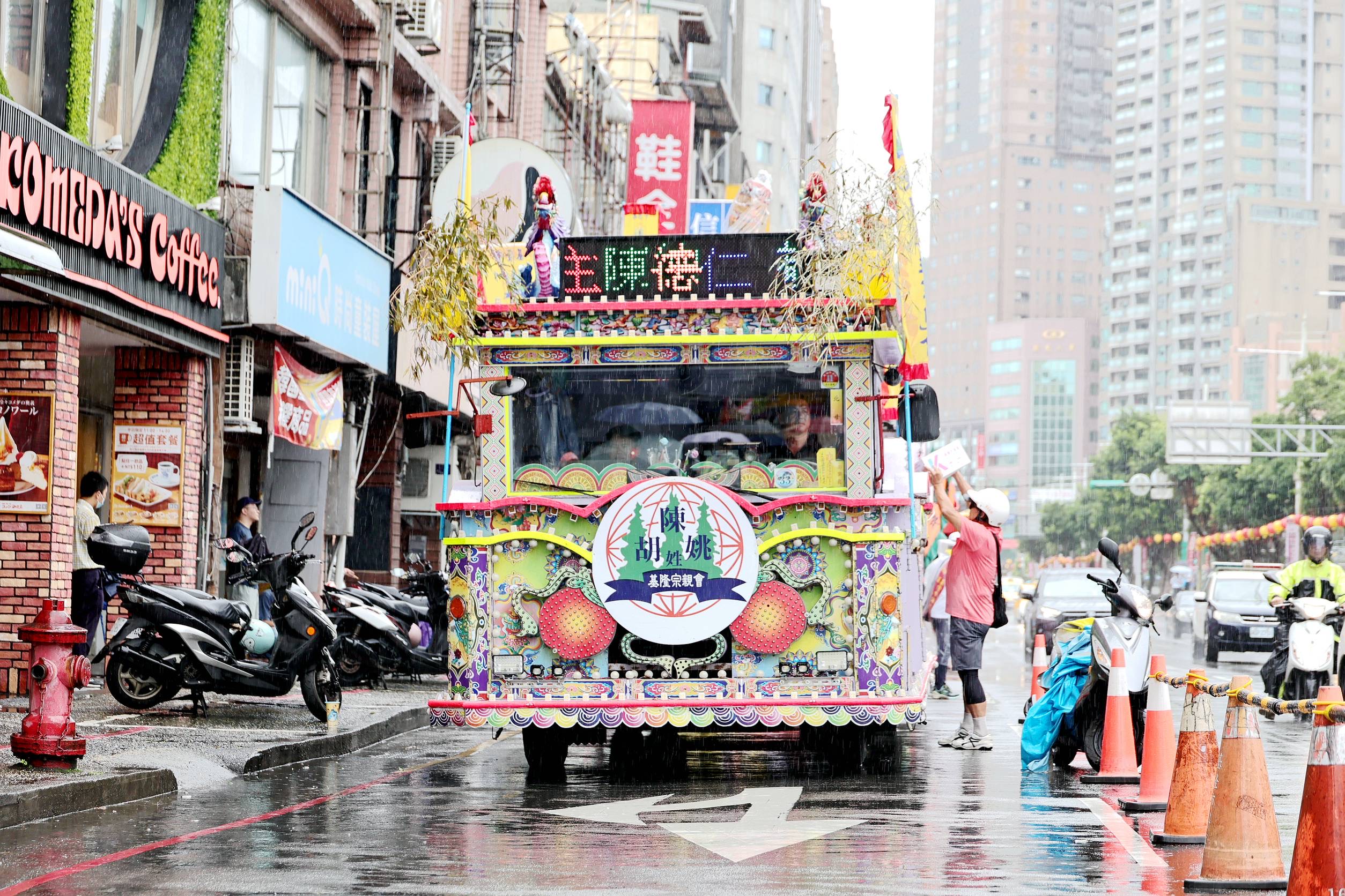 不畏風雨展虔誠　邱佩琳主持中元祭「迎斗燈」儀式、祈求平安