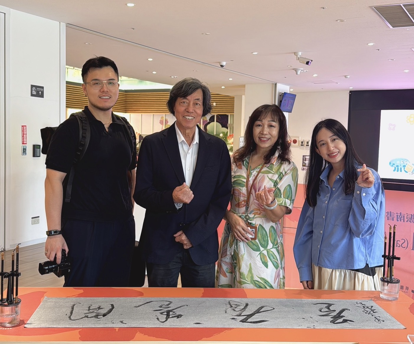 筆墨如何撫慰世界?朱振南「利他無我」書藝展桃園總圖延長展出 從日本311震災到梵蒂岡國禮 書法不只寫字,更成為溫暖社會的力量