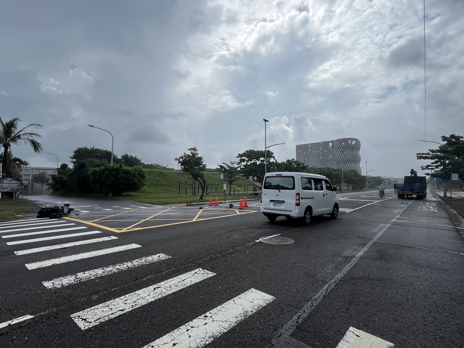 雄市旗津區旗津三路今(27)日上午發生死亡車禍。翻攝畫面
