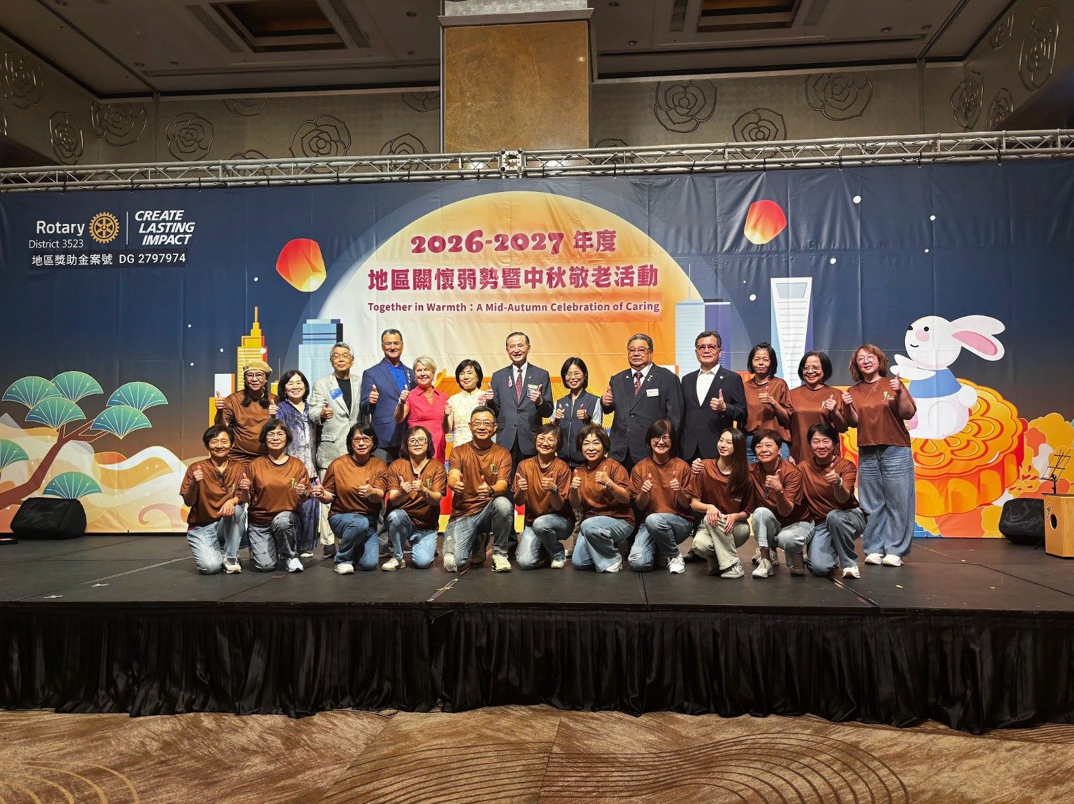 中秋送暖！北市府與扶輪社席開百桌　贈300台助聽器守護長者聽力