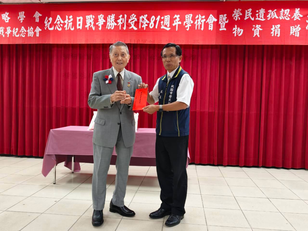 紀念抗戰勝利受降81週年研討會 李承禹專題報告-蔣中正對日「以德報怨」的理想與現實 同時舉行榮民遺孤認養與物資捐贈活動 紀念抗戰勝利受降81週年研討會 李承禹專題報告-蔣中正對日「以德報怨」的理想與現實 同時舉行榮民遺孤認養與物資捐贈活動