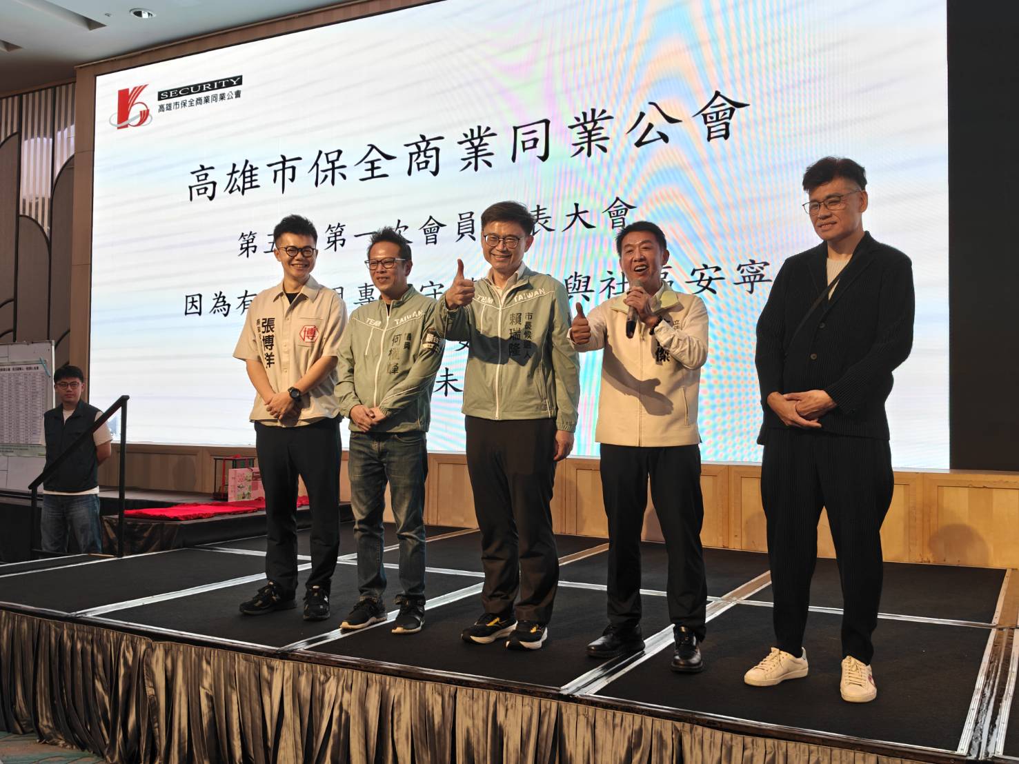 賴瑞隆與多位市議員蒞臨。