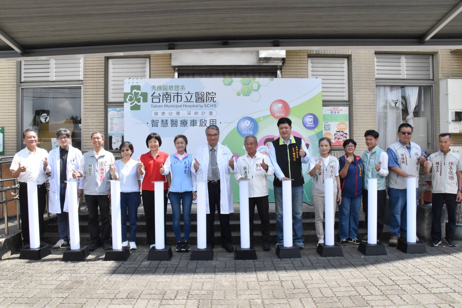 台南市立醫院打造首輛智慧醫療車啟用 開進偏鄉打造行動醫療站