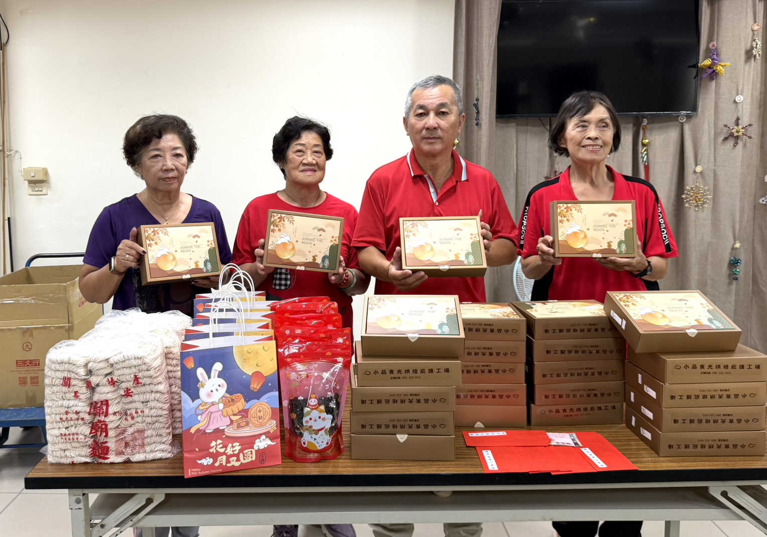 南市安平區「建平里愛心會」配合中秋愛心送暖