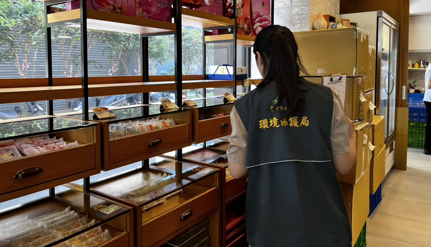 中秋送禮「輕裝」更永續！ 　中市環保局抽查168件禮盒全數合格 籲掌握「一多三少」選購更環保