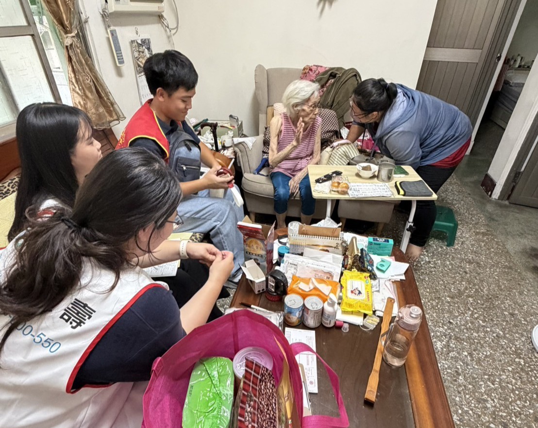 華山基金會結合里長及企業團體，關懷長輩秋節送暖。翻攝畫面
