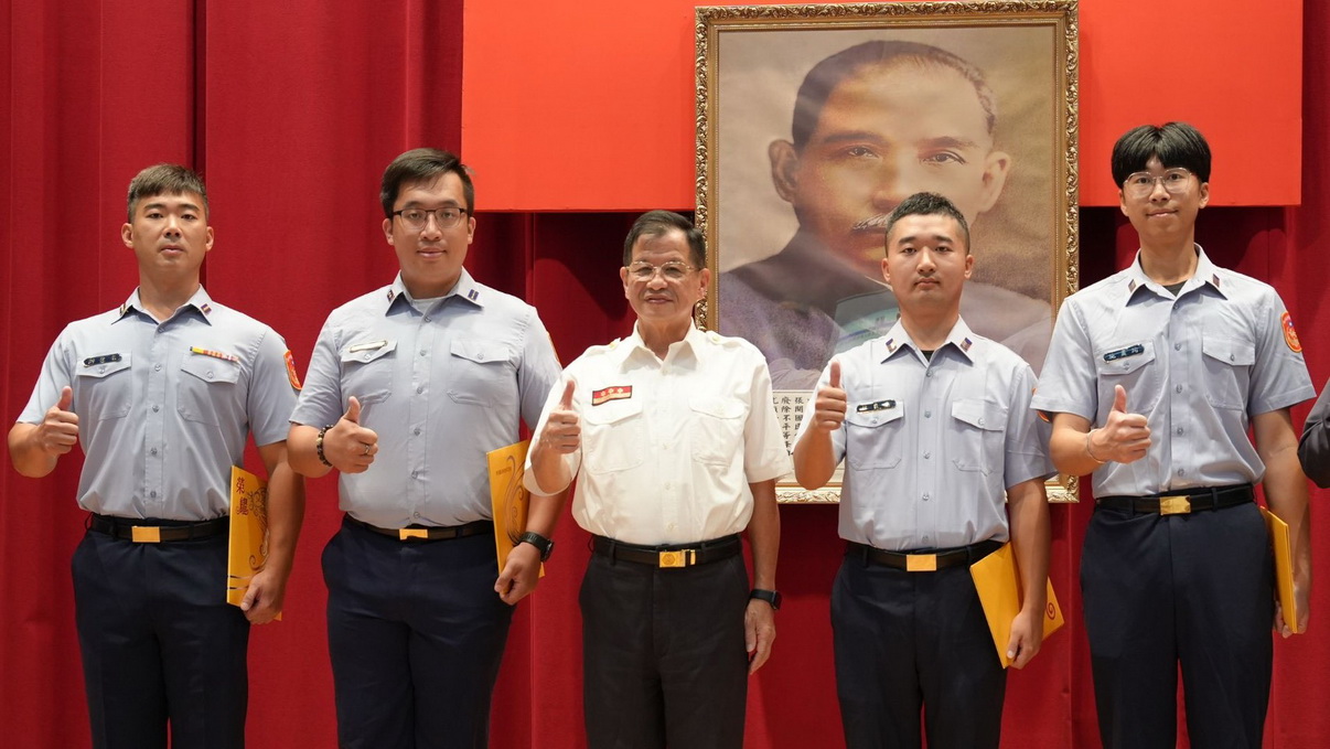 馳援沙崙海域守護年輕生命 淡水海巡英勇救起落水學生獲表揚
