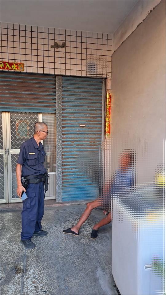 男子酒醉倒路旁 溪州警暖心協助平安返家 男子酒醉倒路旁 溪州警暖心協助平安返家