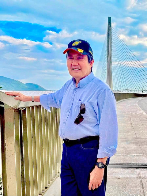 馬英九偕三姊現身淡江大橋　民眾驚喜合影