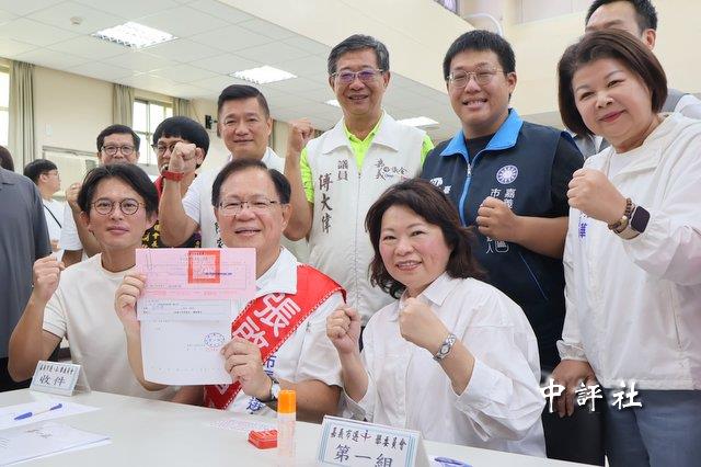 黃國昌與黃敏惠陪張啓楷登記 強調藍白合 黃國昌與黃敏惠陪張啓楷登記 強調藍白合