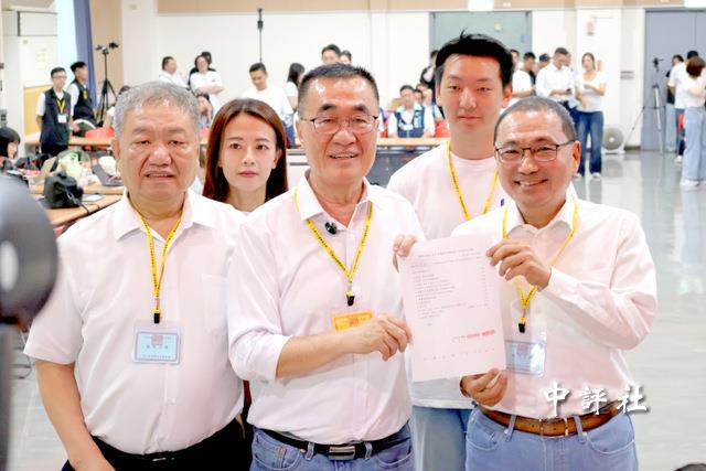 侯友宜陪同助陣 李四川登記參選新北市長 侯友宜陪同助陣 李四川登記參選新北市長