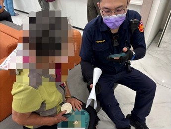 老阿嬤匯50萬助孫女　警銀及時攔阻保老本