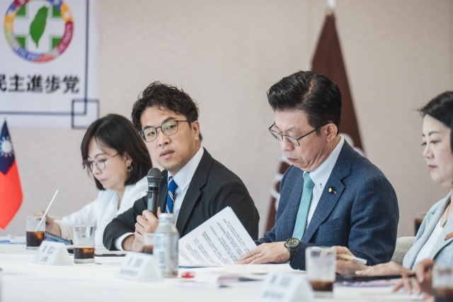 日本東京跑步穿防彈衣惹議　沈伯洋：自保