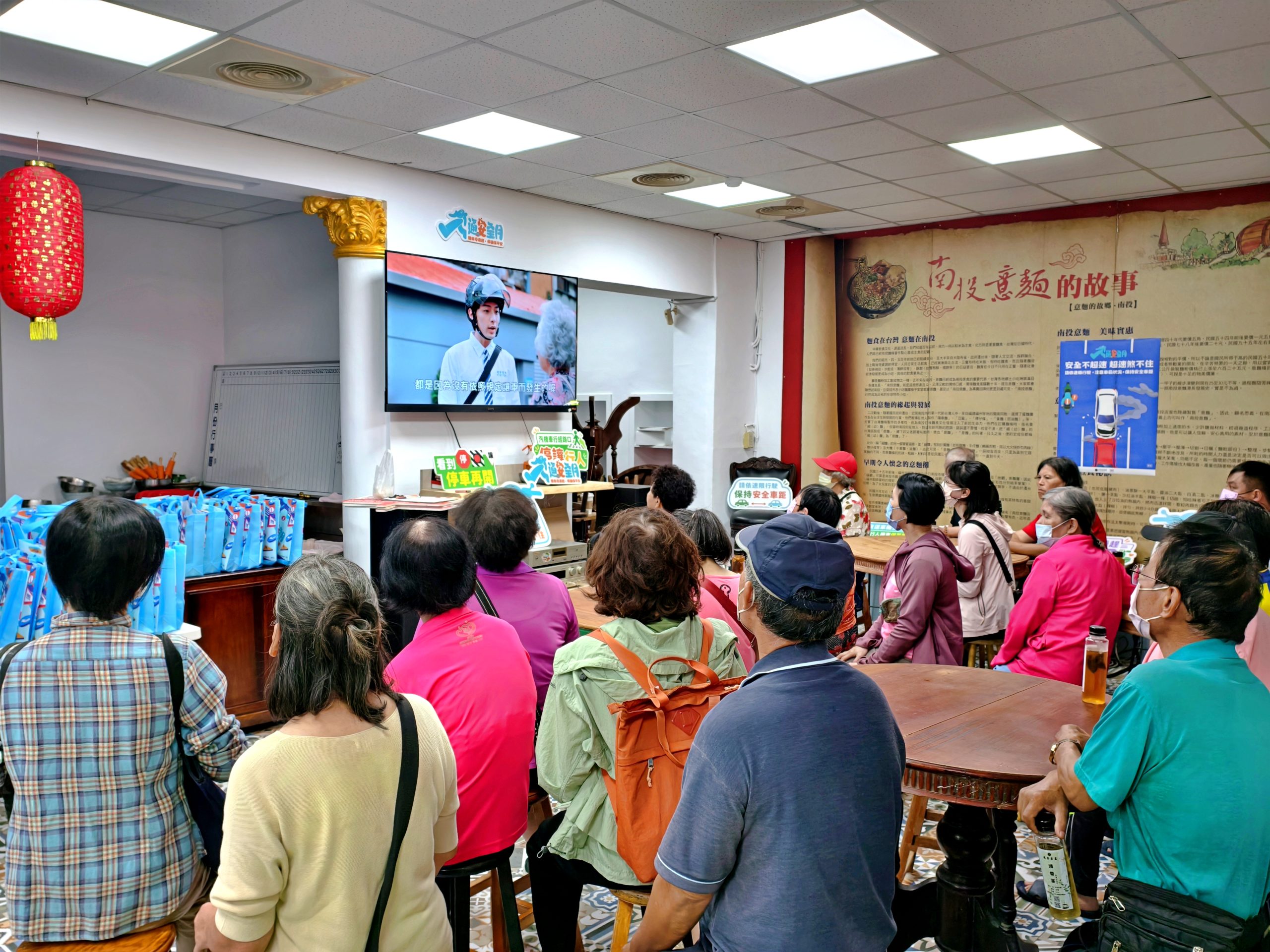 呷茶聽宣導！投縣府響應交通安全月　深入市場吸引民眾熱烈響應