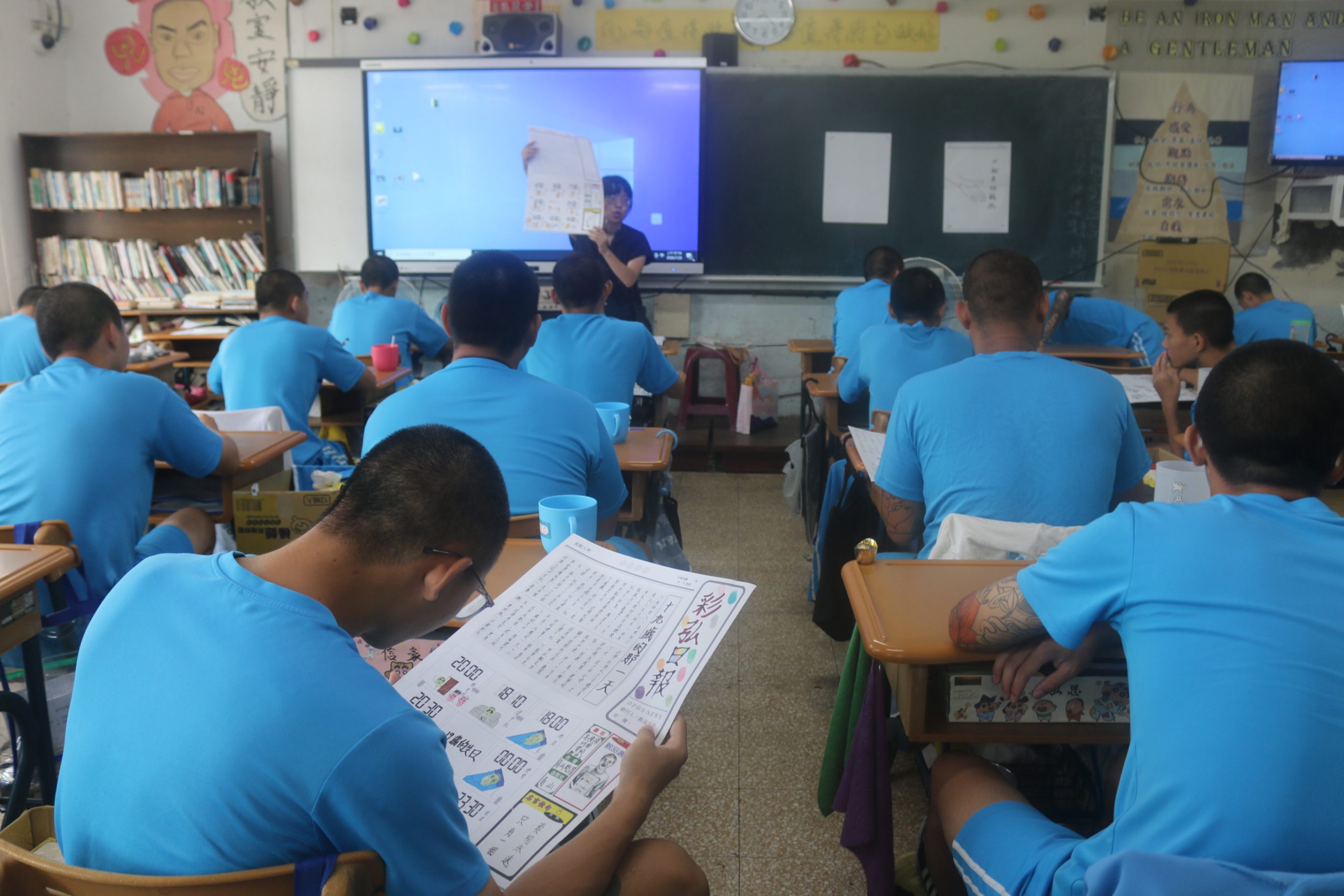 撕開冰冷標籤！「敦品少年報」走出高牆  用指印畫寫下青春告白：原來，我的故事也值得被看見