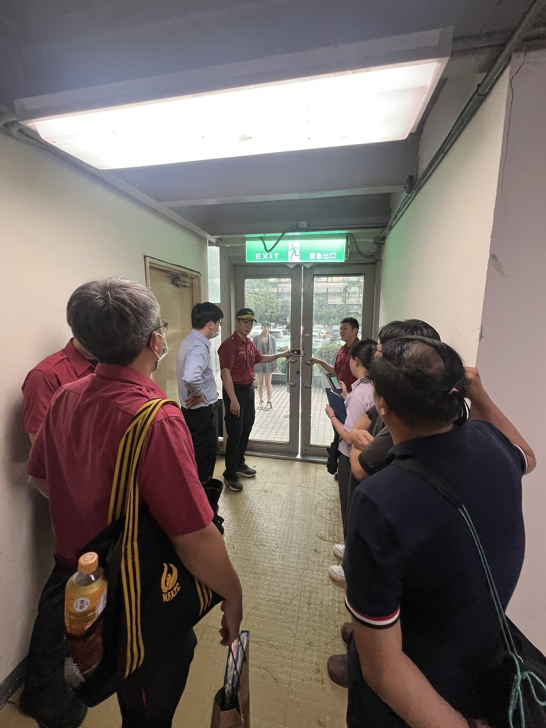 高雄遠百威秀影城逃生門遭鎖疑慮　工務局現勘確認可正常開啟、無阻礙逃生情形