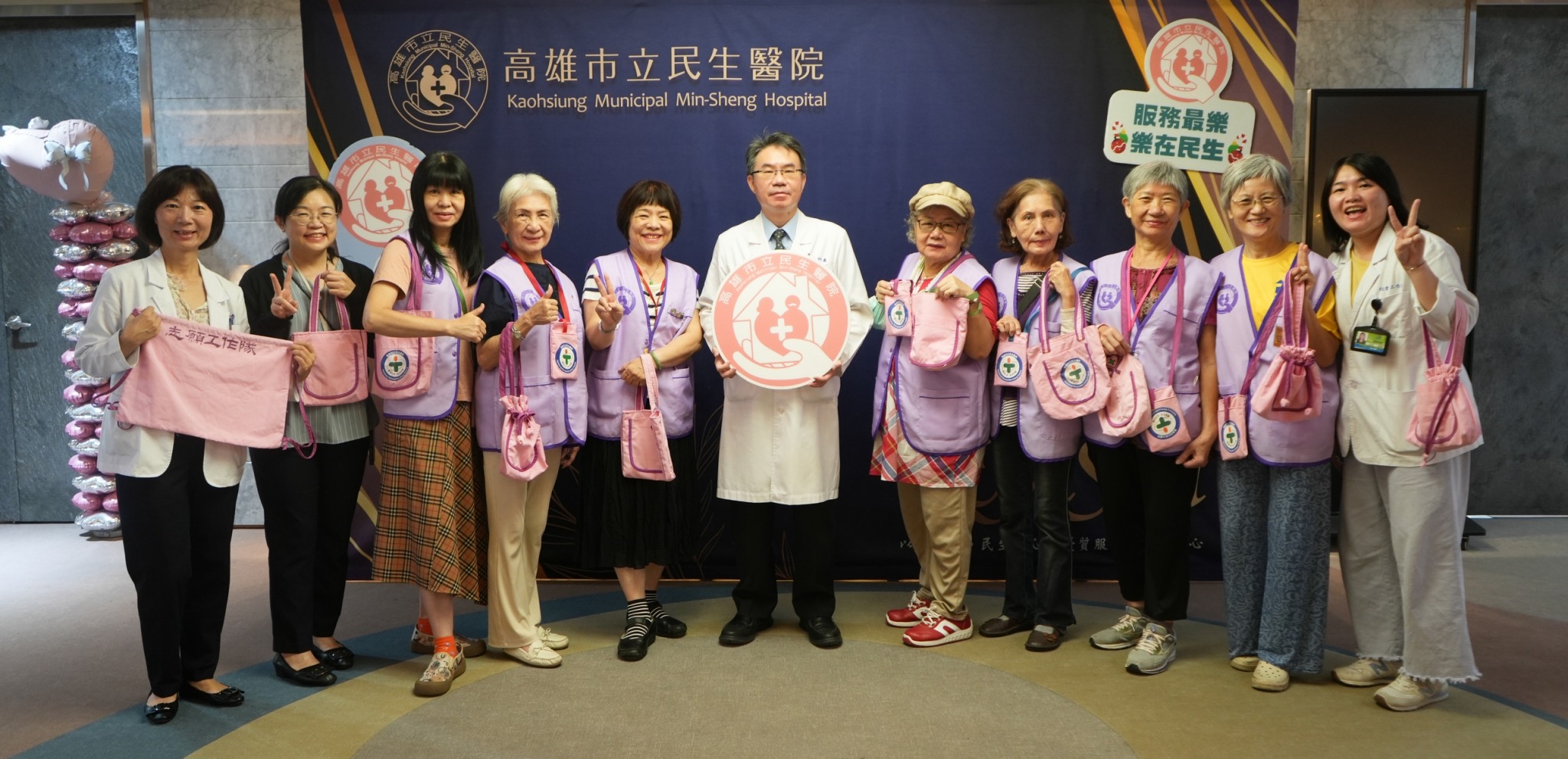 民生醫院志工隊合力巧手改造　百件汰換舊背心暖心續縫變身長照教具　離隊志工回娘家　凝聚傳承助人初心