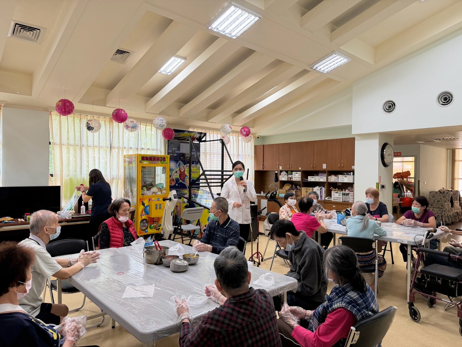 中秋節慶健康吃！中榮埔里分院營養科攜手日照中心　DIY「翡翠月餅」度佳節