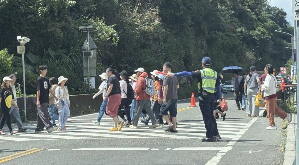中秋連假埔里觀音瀑布周邊出現車潮　警方加強疏導　以維持交通順暢及行車安全