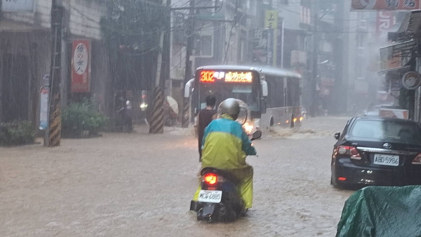 基隆暴雨成災近70戶淹水　謝國樑夜勘3處　國軍火速進駐協助清淤
