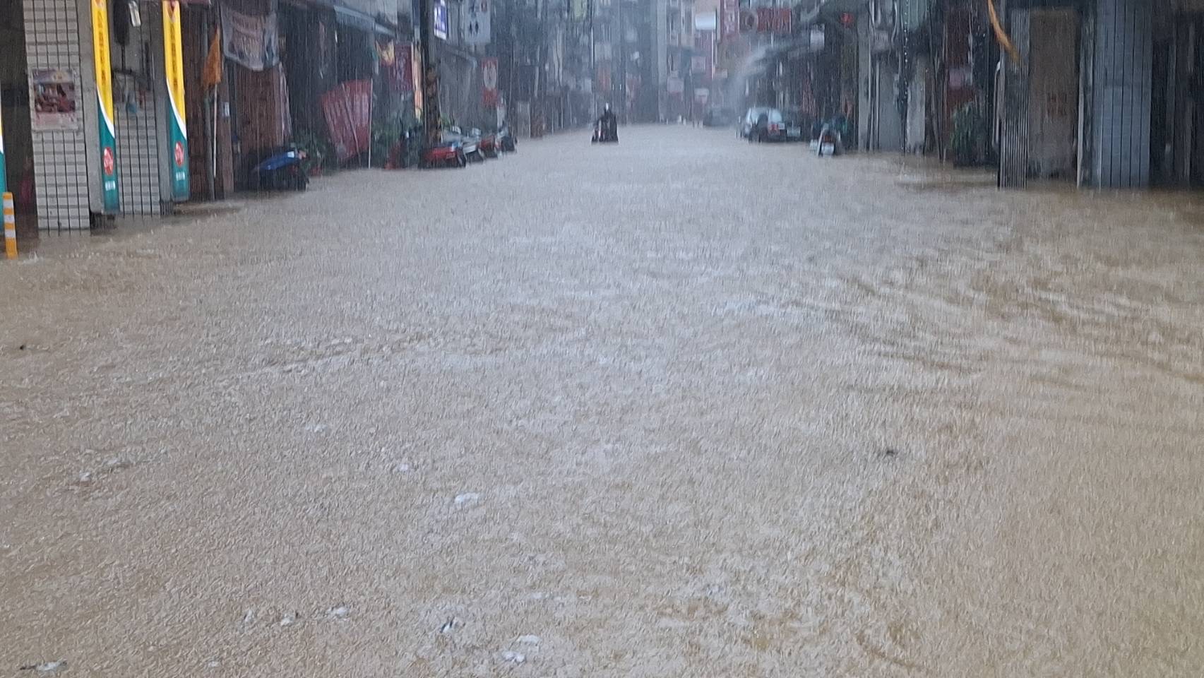 暴雨襲基隆!1小時雨量破70毫米多處淹水 謝國樑急勘災:最高慰助3萬元 暴雨襲基隆!1小時雨量破70毫米多處淹水 謝國樑急勘災:最高慰助3萬元