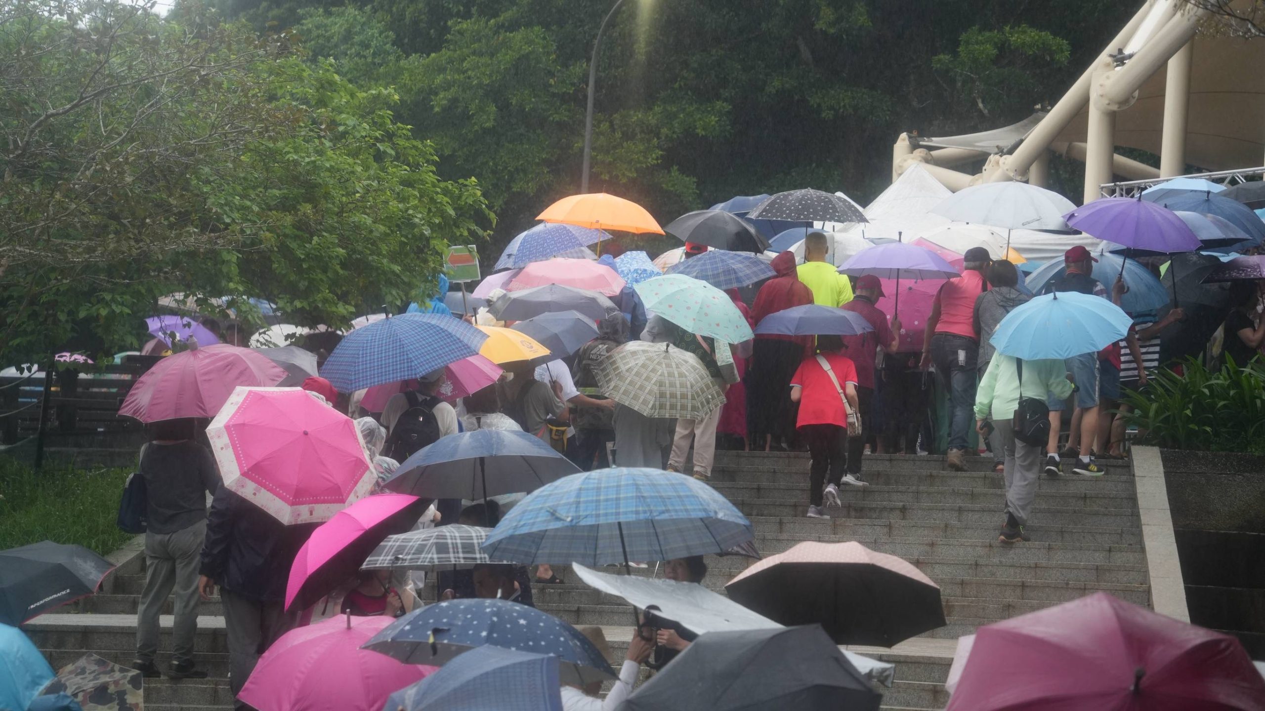 基隆長庚健走活動冒雨展開　謝國樑宣布田徑場10月初啟用