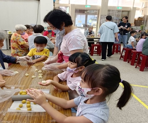 基隆幼兒園攜手長者歡度中秋 五場老幼共學共譜團圓情