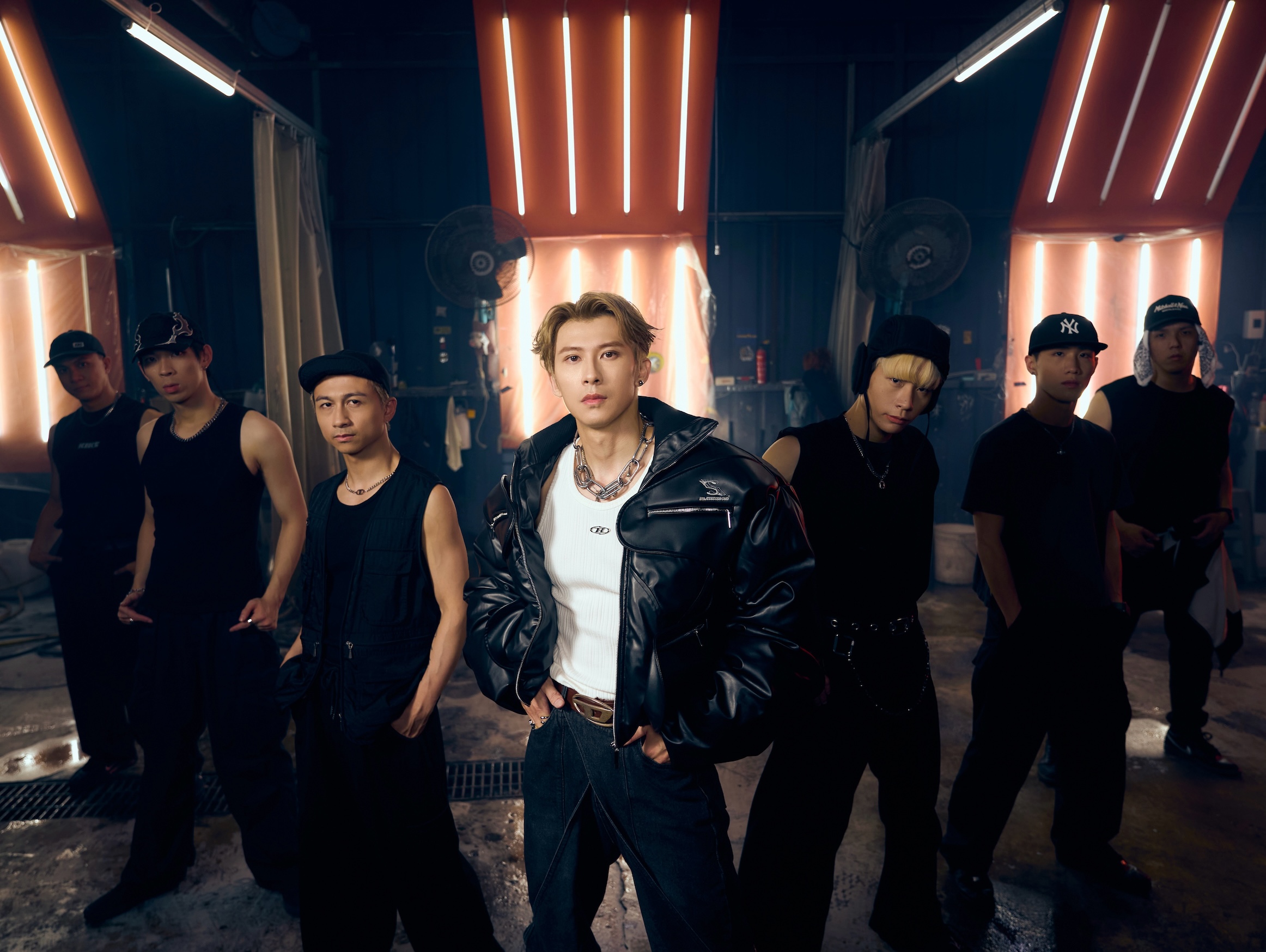 健體男團 EROS 脫穎單飛的 Rock 李振瑋 拍 MV 單腳前空翻練到「左腳踝骨裂」