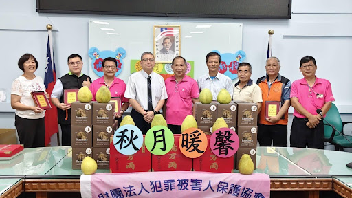 中秋前夕送暖！投檢攜手南投犯保走入被害家庭  「秋月暖馨」慰問金、月餅送到家　