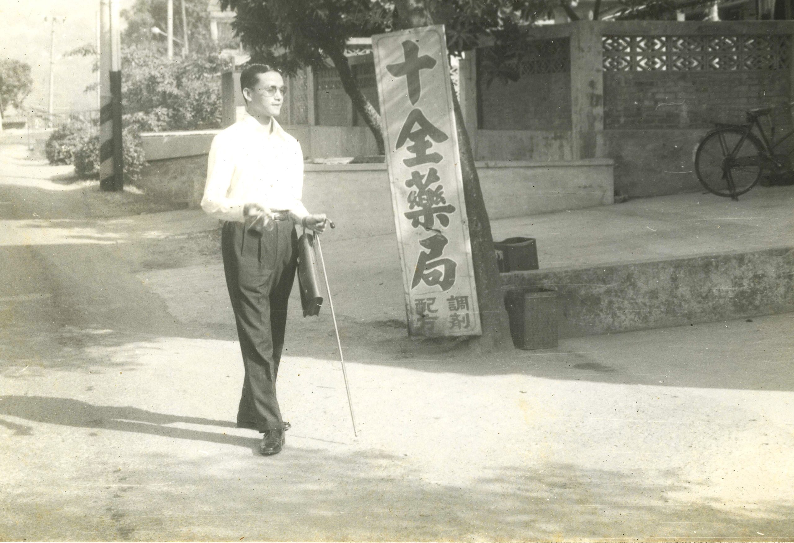 柱杖響板報君知　眼盲能解心中苦