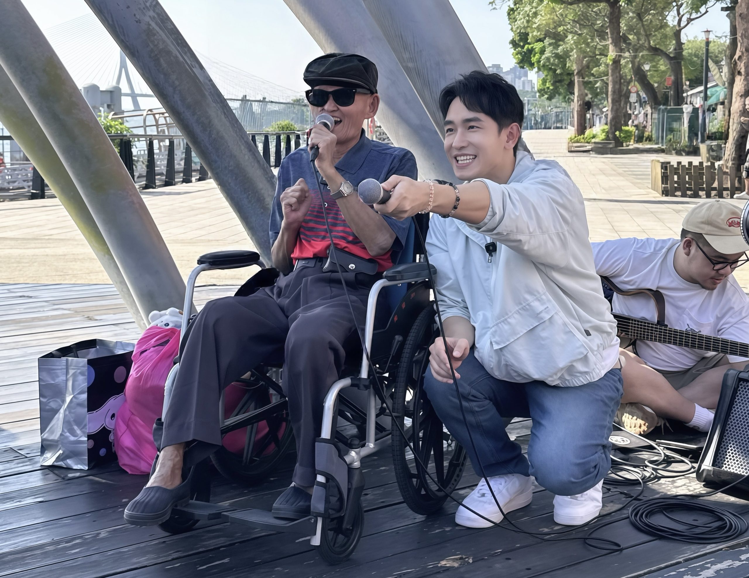 淡水河畔傳熟悉歌聲 李炳輝合體陳謙文飆金曲 遊客圍觀搶拍