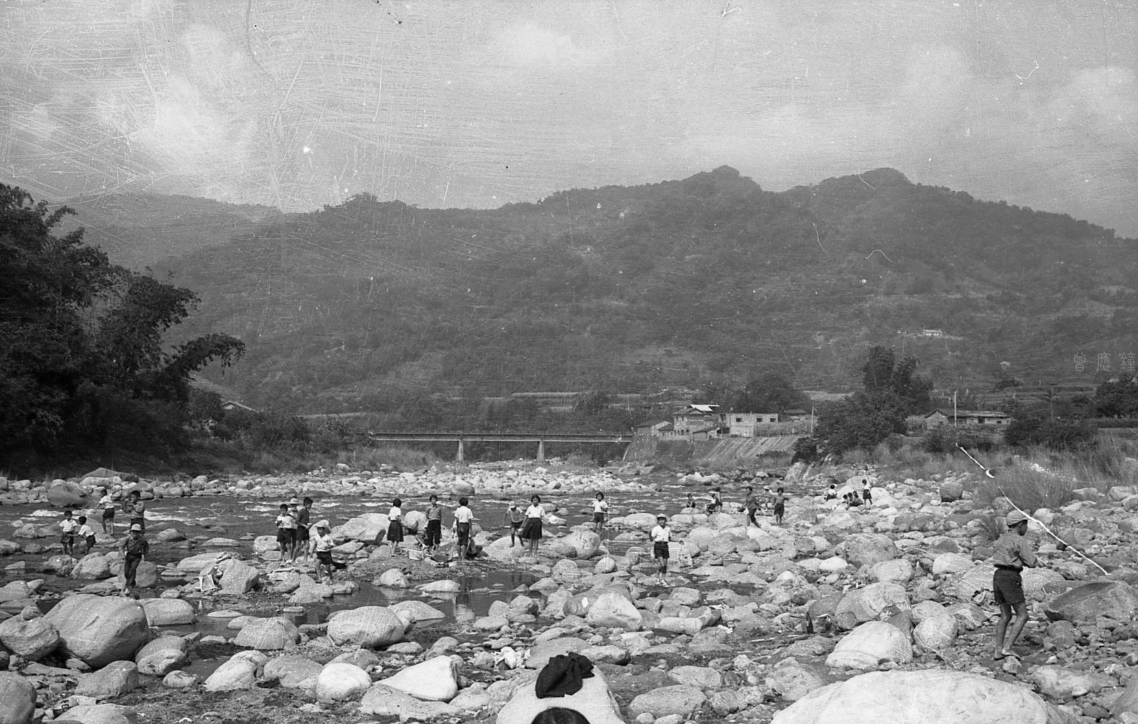 走出校園沁自然　纍石築竈習野炊