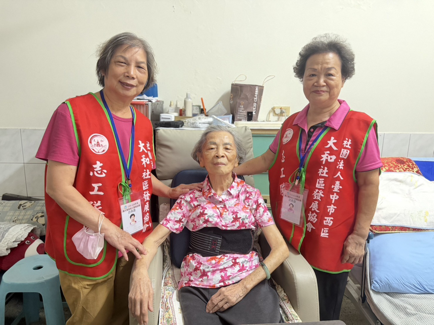 敲敲家門打開心門 台中市全面訪查11萬名獨居長輩 敲敲家門打開心門 台中市全面訪查11萬名獨居長輩