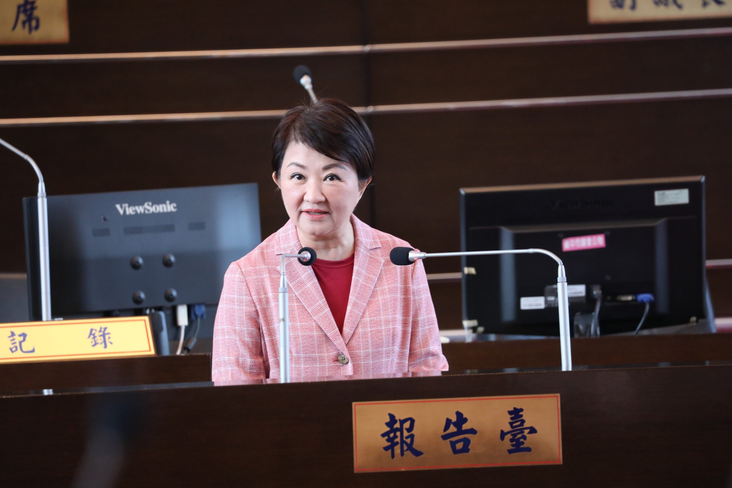 任內最後一次出席議會三讀會 議長率眾贈禮獻祝福　盧市長感謝8年監督協助：府會攜手讓台中持續進步！