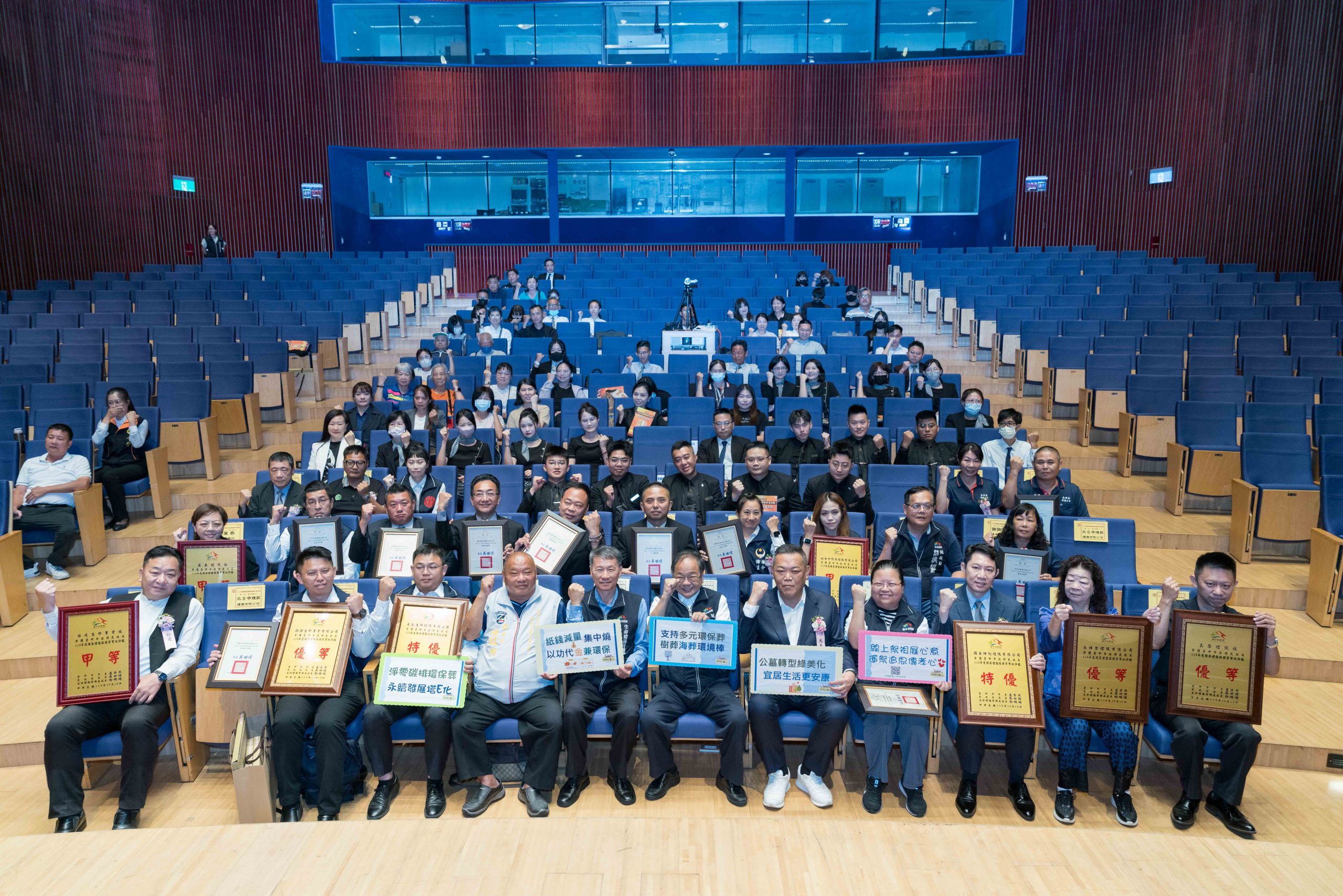 中市殯葬評鑑8家業者脫穎而出 國善佛化獲5獎樹立標竿　民政局長：讓告別更有溫度