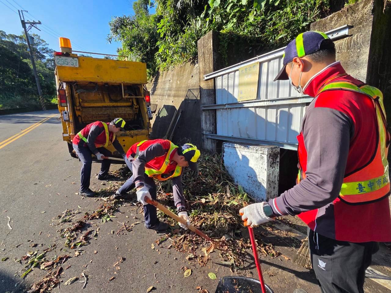 薔琵颱風後市容復原不停歇　中市各區清潔隊兼顧災後清理與垃圾收運 thumbnail