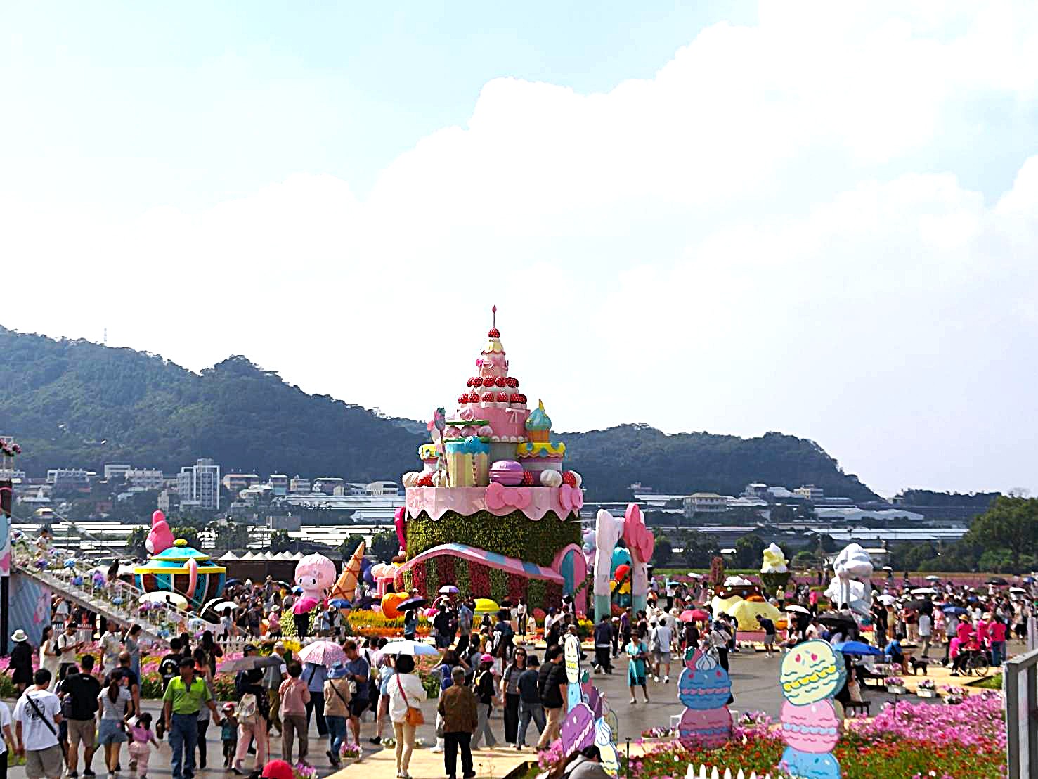 2026新社花海暨台中國際花毯節開幕！　三麗鷗七位明星齊聚「甜點王國」