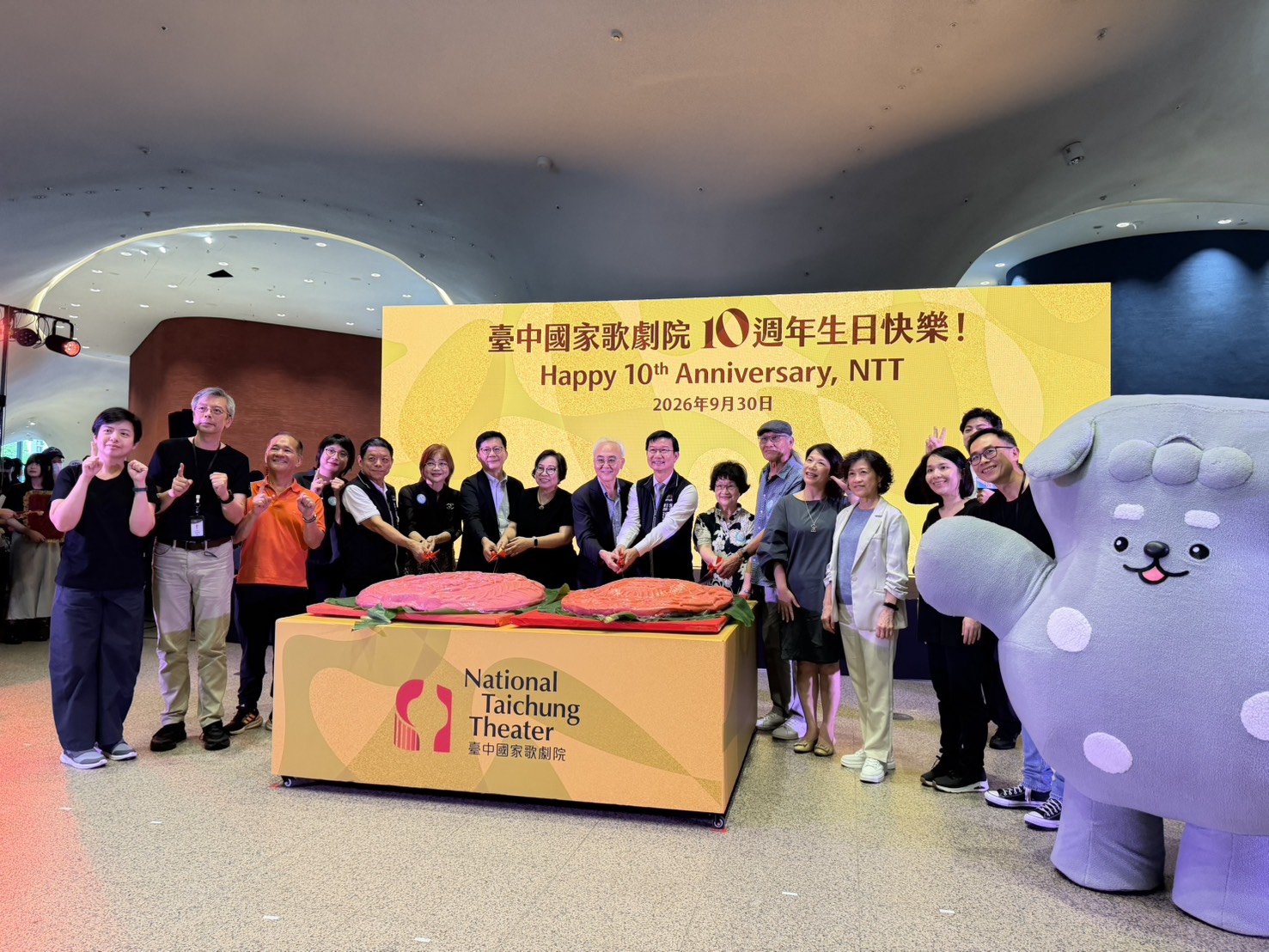 最強生日蛋糕！　祝賀台中國家歌劇院10週年生日 東勢超級新丁粄喜氣出展
