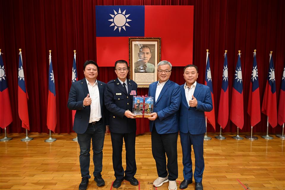 守護彰化波麗士 員林禪寺捐贈「防暴鋼叉、交通事故處理測距輪」等裝備 齊心挺警安 守護彰化波麗士 員林禪寺捐贈「防暴鋼叉、交通事故處理測距輪」等裝備 齊心挺警安