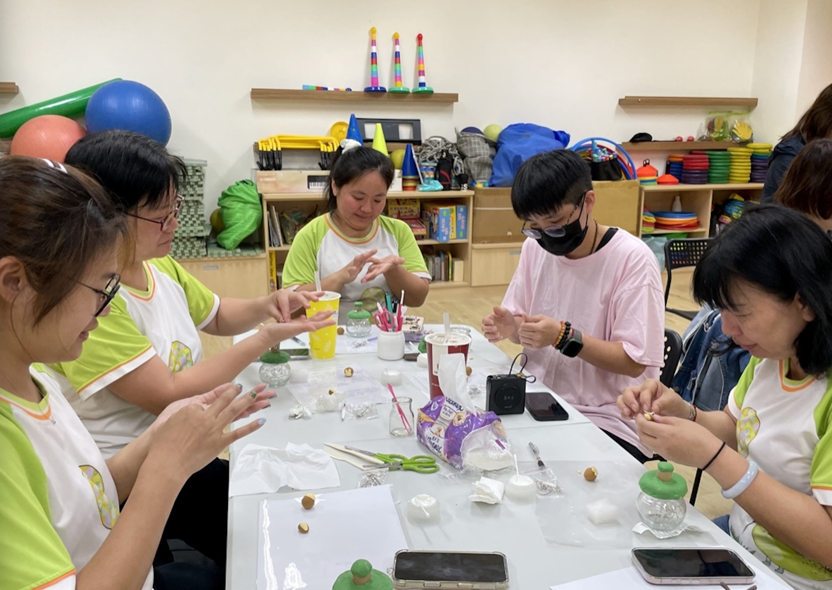 從作品製作到理解孩子　Vivi老師談黏土教學的觀察與引導
