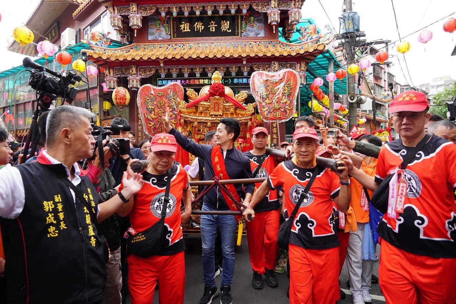 社子葫蘆寺祈安遶境起駕　蔣萬安揭牌致謝捐贈第8輛救護車
