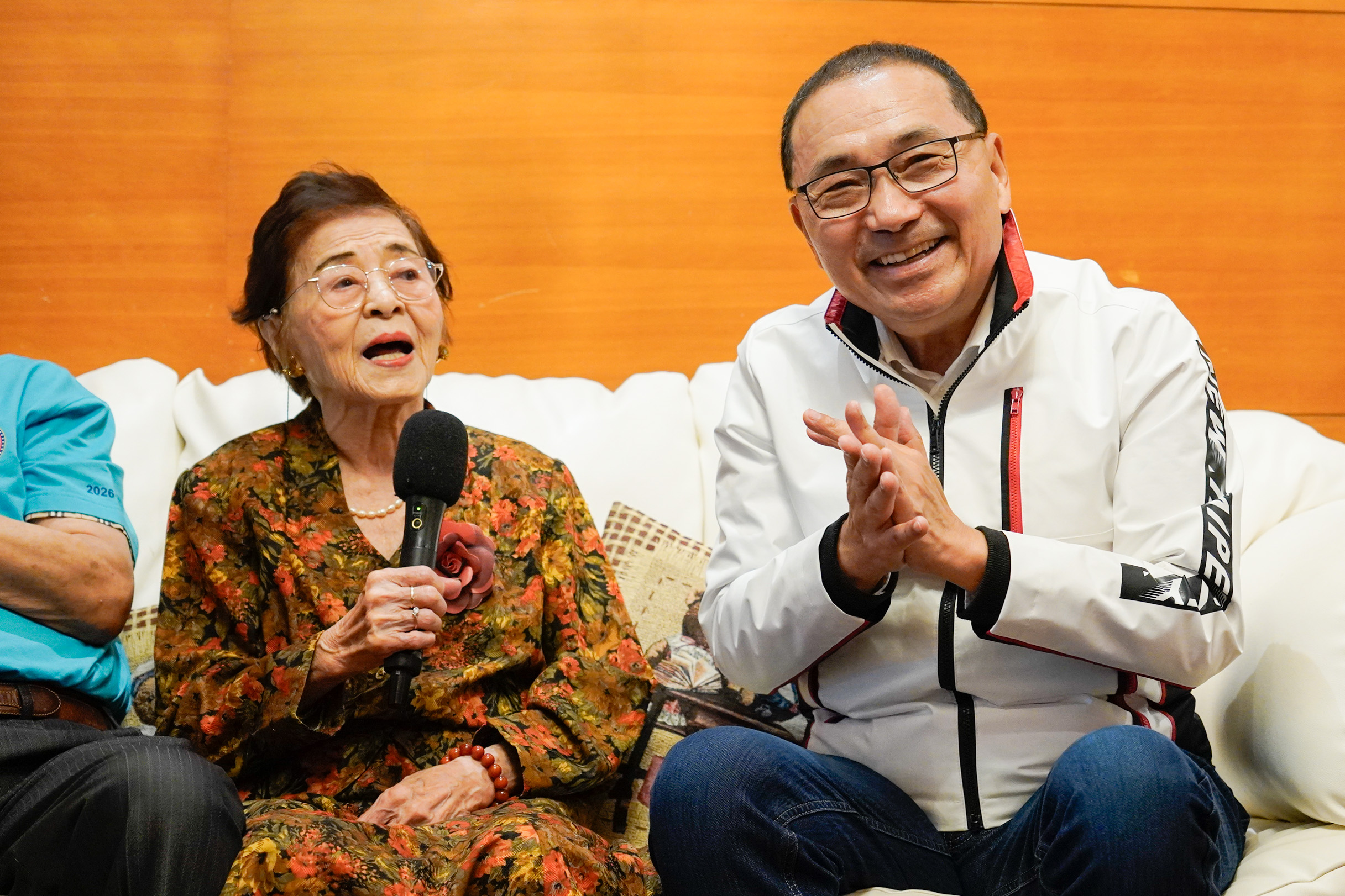 侯友宜訪淡水101歲人瑞洪許俸　致贈重陽禮金祝長輩平安健康