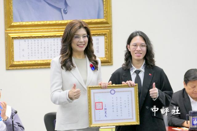 新任國民黨青年團長徐致遠台風穩 鄭麗文帶頭叫好 新任國民黨青年團長徐致遠台風穩 鄭麗文帶頭叫好