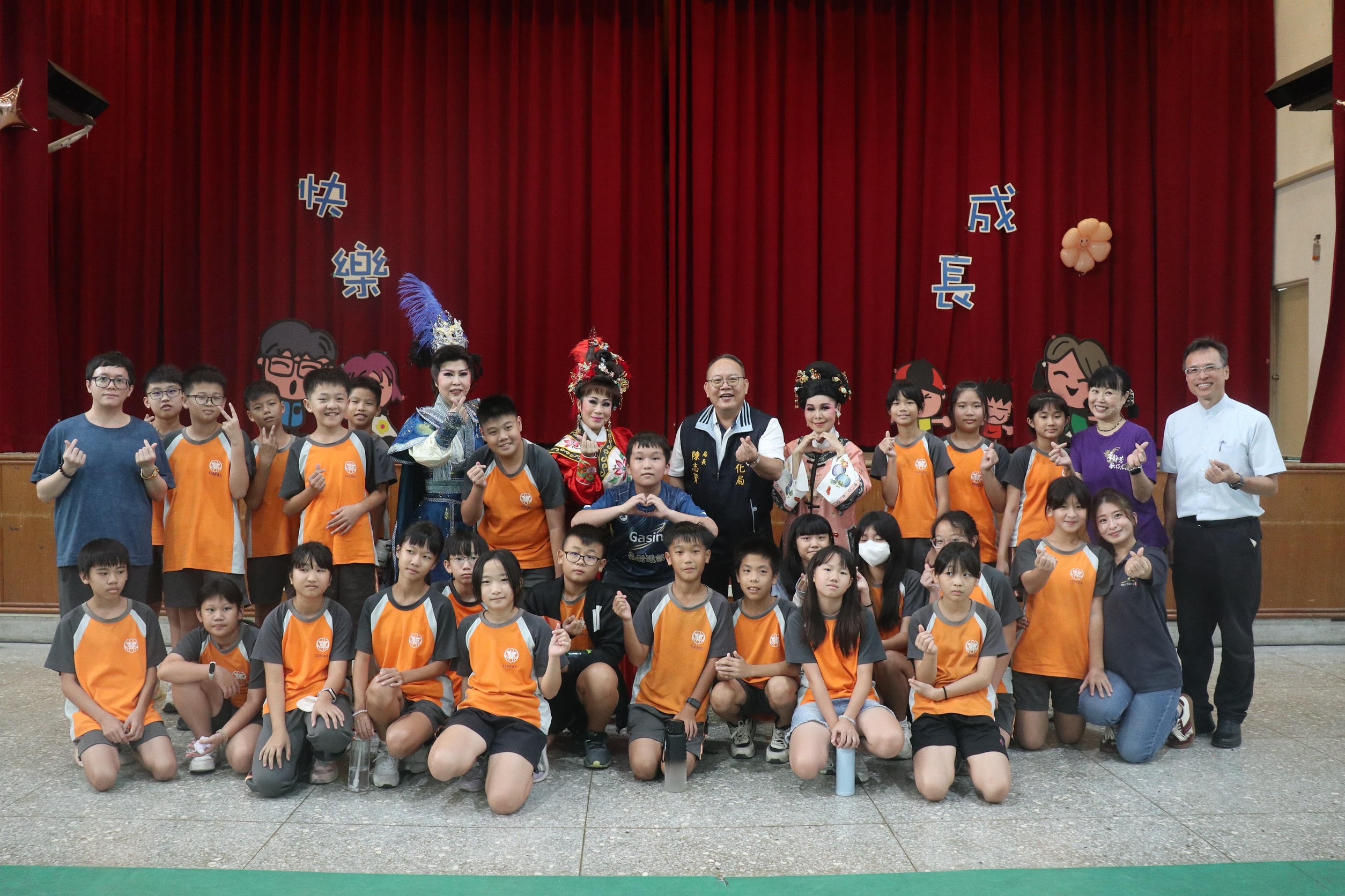 南投傑團李靜芳歌仔戲團走入校園《雀兒仙子誤闖惡森林》寓教於樂傳承歌仔戲之美