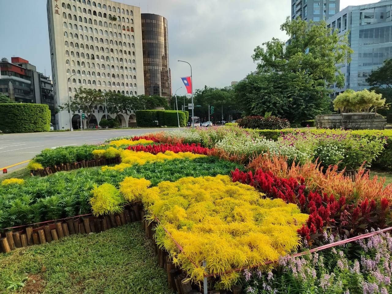 綠手指獻祝福　北市仁愛圓環1688盆花卉慶雙十