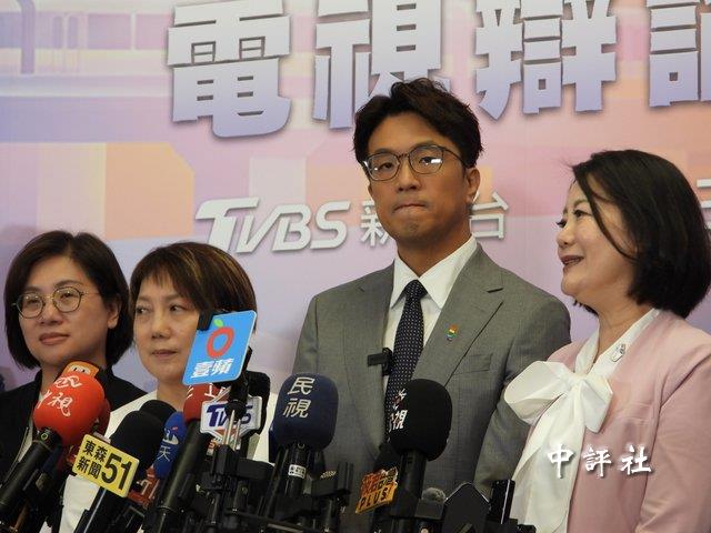 辯論落幕　蔣團隊氣氛嗨、沈團隊顯低迷